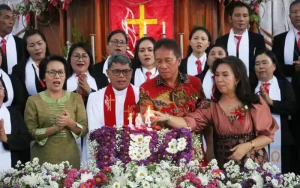 BERITA FOTO: Franky Wongkar Hadiri Ibadah Syukur HUT ke-104 Jemaat GMIM Imanuel Tiniawangko