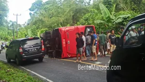 Bus Plat Merah Pemkot Bitung Terbalik di Ruas Jalan Sonder – Tomohon