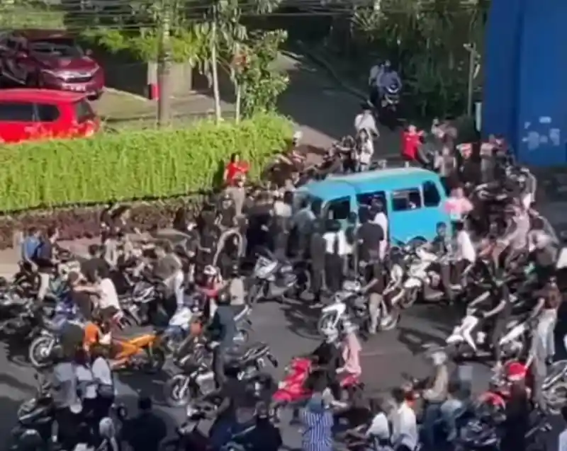 Pengrusakan Kendaraan Umum Oleh Iring-iringan Pengantar Jenazah di Manado Berakhir Damai di Kantor Polisi