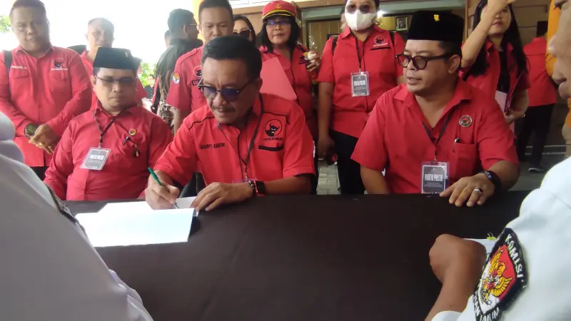 Diiringi Tari Kabasaran, PDI Perjuangan Bitung Daftarkan Bacaleg ke KPU 10 Diiringi Tari Kabasaran, PDI Perjuangan Bitung Daftarkan Bacaleg ke KPU