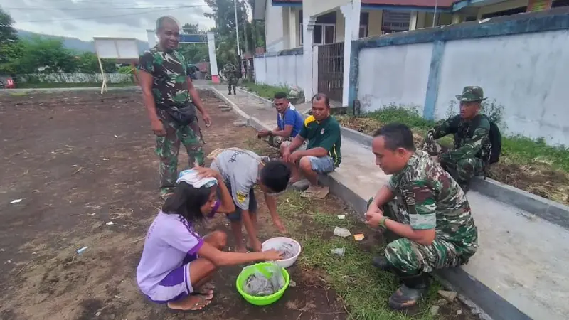 Cerita Dansatgas TMMD ke-116 Kodim 1310/Bitung Bertemu dengan Dua Anak Penjual Ikan di Tandurusa