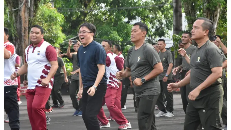 Brigjen TNI Wakhyono, Andrei Angouw, Kombes Pol Sirait dan Letkol Himawan 1 Baris Olahraga Bersama Anggota