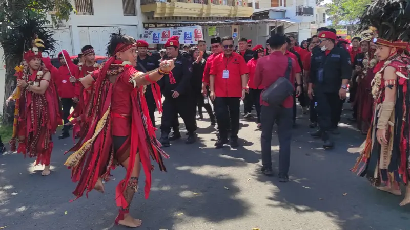 Diiringi Tari Kabasaran, PDI Perjuangan Bitung Daftarkan Bacaleg ke KPU