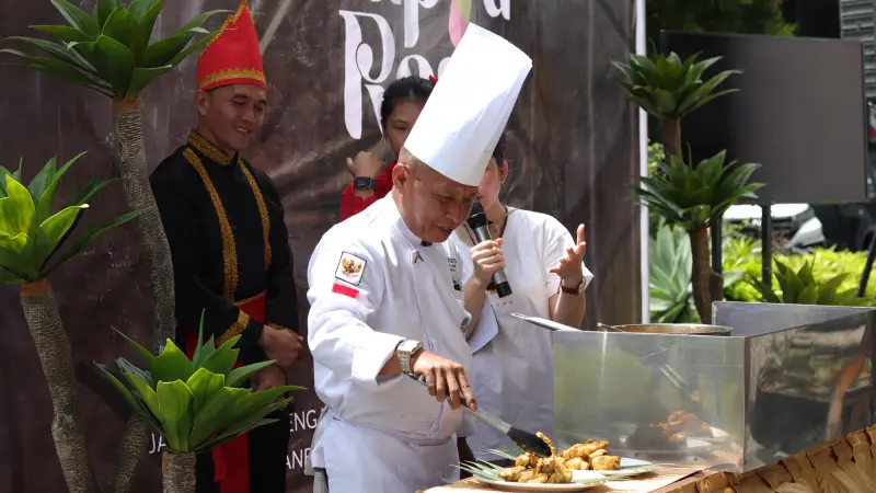 Aryaduta Kampanyekan Kuliner Nusantara Lewat Sap7a Rasa, Ayam Bumbu Minahasa Jadi Pilihan Manado