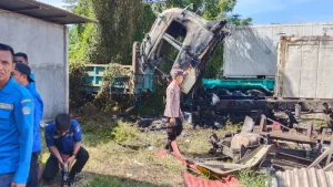Truk Tronton Terbakar di Depan PT MNS Bitung, Polisi: Akibat Percikan Api Las
