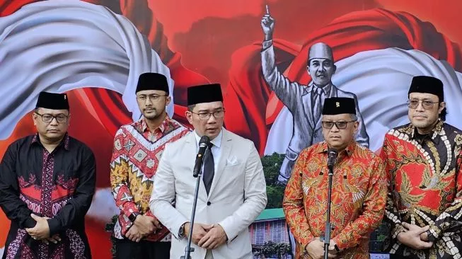 Pantun Hasto Kristiyanto Soal Bacawapres Ganjar Pranowo yang Menggoda, Diamini Ridwan Kamil