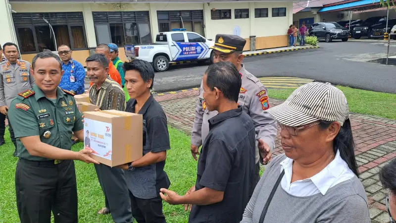 Ikut Bagikan Bantuan Sosial Hari Bhayangkara 2023, Dandim Bitung Sebut Sinergitas TNI-Polri Layani Masyarakat