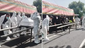 Pemakaman di Tanggari Bikin Netizen Melongo, Pemikul Peti Jenazah Pakai APD di Ibadah Penguburan yang Ramai Orang
