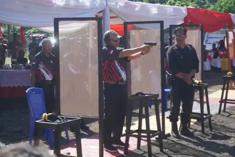 Kabid Humas Kombes Pol Iis Kristian Raih Juara 1 Lomba Menembak Hari Bhayangkara ke-77 Polda Sulut