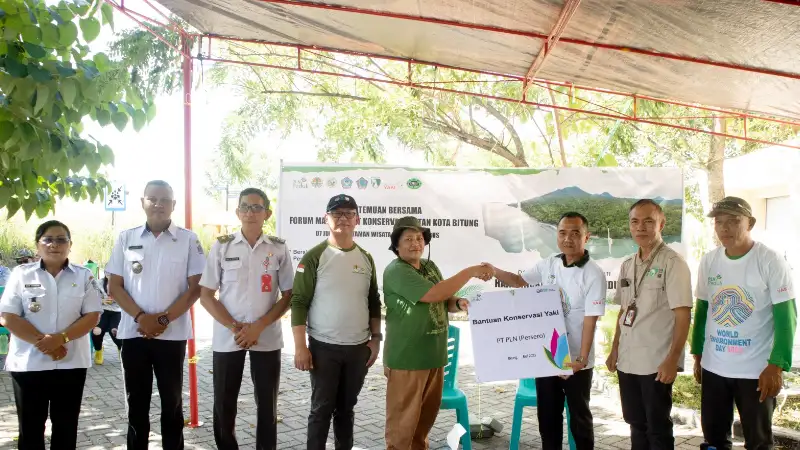 FMKH Tanam Pohon dan Bersih-bersih Pantai Cagar Alam Duasudara Kota Bitung