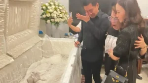 Tangis Joune Ganda dan Istri Lepas Kepergian Debbie Deborah Watuliu