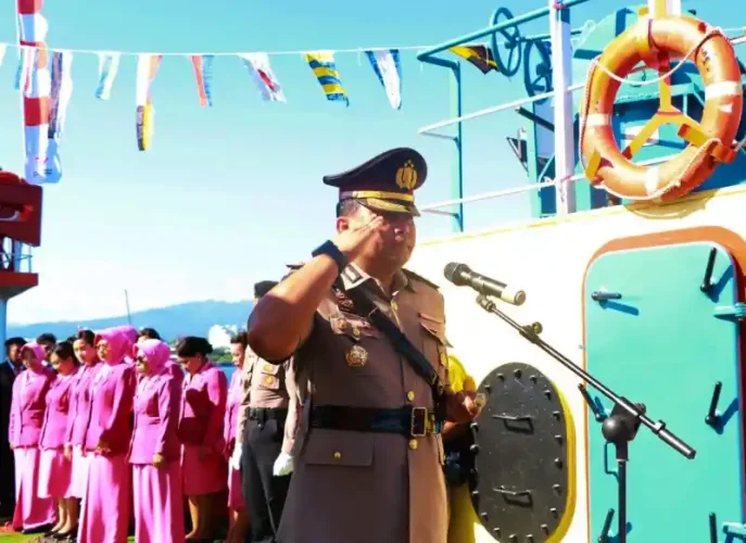 Jelang Hari Bhayangkara ke-77, Kapolresta Manado KBP Julianto Sirait Pimpin Upacara Tabur Bunga di Laut