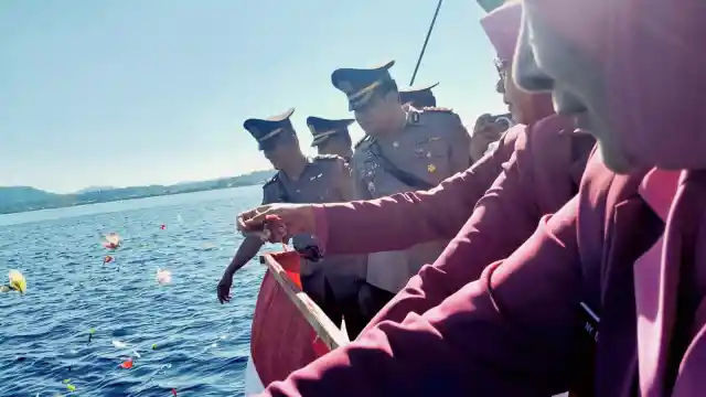Jelang Hari Bhayangkara ke-77, Kapolresta Manado KBP Julianto Sirait Pimpin Upacara Tabur Bunga di Laut