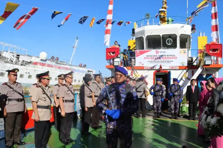 Jelang Hari Bhayangkara ke-77, Kapolresta Manado KBP Julianto Sirait Pimpin Upacara Tabur Bunga di Laut