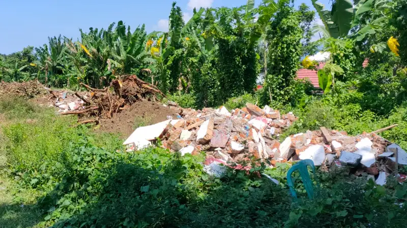 Sudah Makan Korban! ASKAB PSSI Minut Berang, Kontraktor Pembangunan SMPN 2 Airmadidi Buang Material ke Lapangan