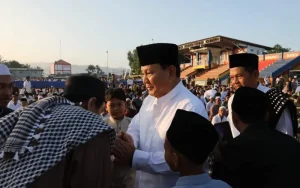 Prabowo Subianto Disambut Antusias Warga saat Salat Idul Adha di Bandung
