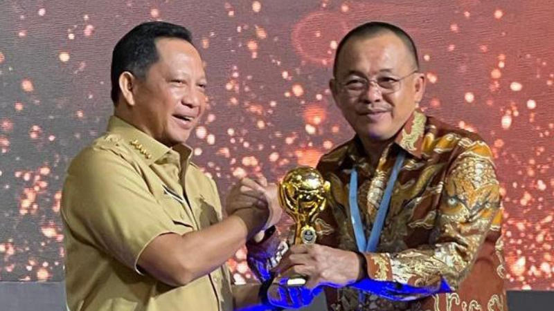 Wakil Wali Kota Tomohon, Wenny Lumentut menerima Piala UHC Award yang diserahkan Mendagri Tito Karnavian beberapa waktu lalu.