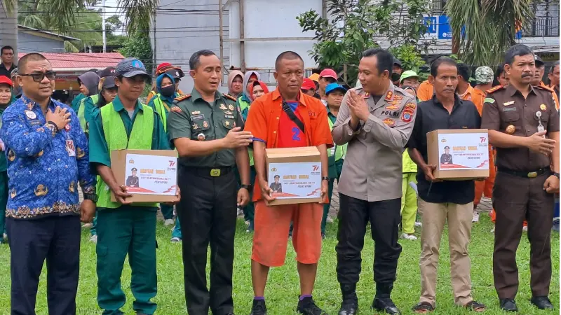 Ikut Bagikan Bantuan Sosial Hari Bhayangkara 2023, Dandim Bitung Sebut Sinergitas TNI-Polri Layani Masyarakat