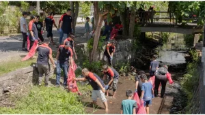 Karyawan Alfamidi Bersihkan Sungai Pakowa dari Sampah dan Tanam 750 Pohon, Ada Pakoba