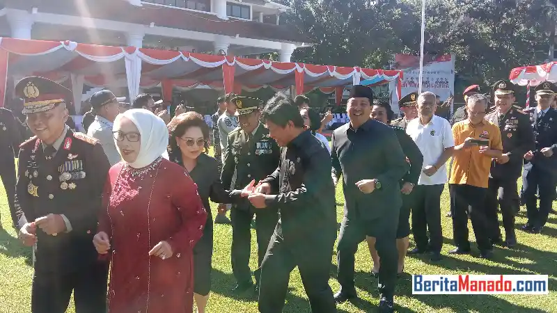 Keseruan Steven Kandouw, Setyo Budiyanto dan Andi Silangen Menari Masamper di Peringatan Hari Bhayangkara 9 Keseruan Steven Kandouw, Setyo Budiyanto dan Andi Silangen Menari Masamper di Peringatan Hari Bhayangkara