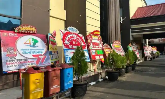 Hari Bhayangkara ke-77, Lewat Karangan Bunga Mama-Mama Muda Singkil Ungkapkan Kecintaan Mereka Kepada Polisi di Manado