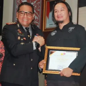 Jurnalis BeritaManado Raih Penghargaan Polresta Manado di HUT ke-77 Bhayangkara