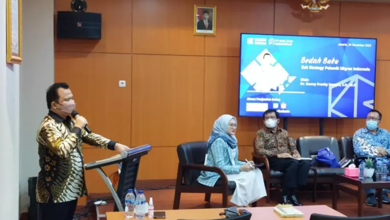 Buah Pikiran dan Kepedulian Ronny Sompie dalam Buku “Exit Strategy Polemik Migran Indonesia”