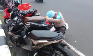 Warga Masih ‘Kumabal’, Polresta Manado Kerahkan Propam Lakukan Penggembosan Ban Kendaraan yang Parkir Liar di Boulevard