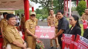 Bupati Joune Ganda Salurkan Dana Hibah Rp6,4 Miliar untuk Pemberdayaan Pelaku UMKM dan Petani