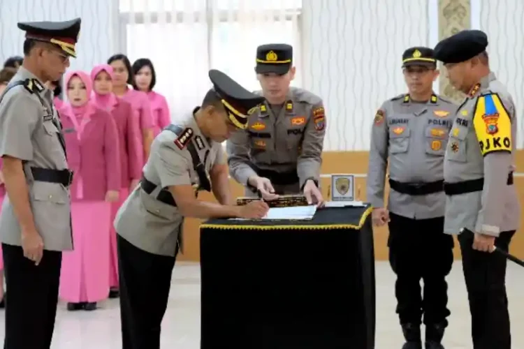 Sertijab Dir Binmas, Kabid TIK dan 4 Kapolres di Polda Sulut, Begini Pesan Kapolda Irjen Pol Setyo Budiyanto 9 Sertijab Dir Binmas, Kabid TIK dan 4 Kapolres di Polda Sulut, Begini Pesan Kapolda Irjen Pol Setyo Budiyanto