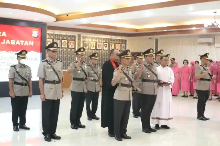 Sertijab Dir Binmas, Kabid TIK dan 4 Kapolres di Polda Sulut, Begini Pesan Kapolda Irjen Pol Setyo Budiyanto 8 Sertijab Dir Binmas, Kabid TIK dan 4 Kapolres di Polda Sulut, Begini Pesan Kapolda Irjen Pol Setyo Budiyanto