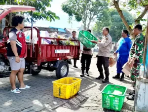 TNI-Polri bersama Masyarakat Bersih-bersih Sampah di Pantai dan Bantaran Sungai di Manado