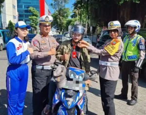 Polisi Bagikan Helm SNI Gratis ke Pelanggar Lalu Lintas di Kota Manado
