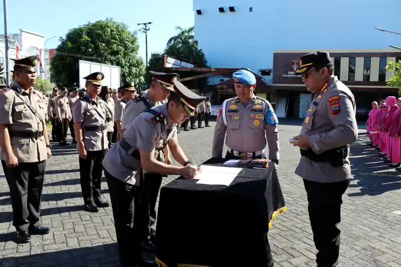 Sertijab 3 PJU dan 6 Kapolsek di Polresta Manado, Begini Pesan Kapolresta KBP Julianto Sirait