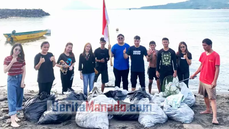 Refleksikan Kemerdekaan RI, GMKI Komisariat Eliezer Bersih-bersih Pantai