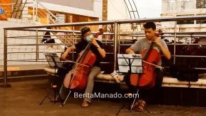 Dua Pemain Cello Ini Merdukan Suasana Kawasan Menara Alfa Omega Tomohon