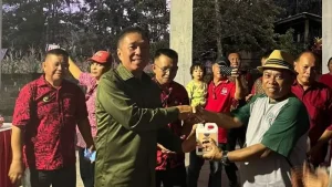 Cegah Virus ASF, Bupati Franky Wongkar Bagi Desinfektan ke Peternak Babi