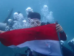 Ratusan Penyelam di Manado Bentangkan Sang Saka Merah Putih di Bawah Laut