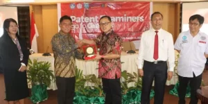 Menkumham Berikan Hak Paten kepada Rektor Unsrat Berty Sompie