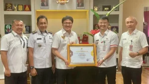 Andrei Angouw Raih Penghargaan Pembina Kelurahan Tingkat Regional dari Mendagri