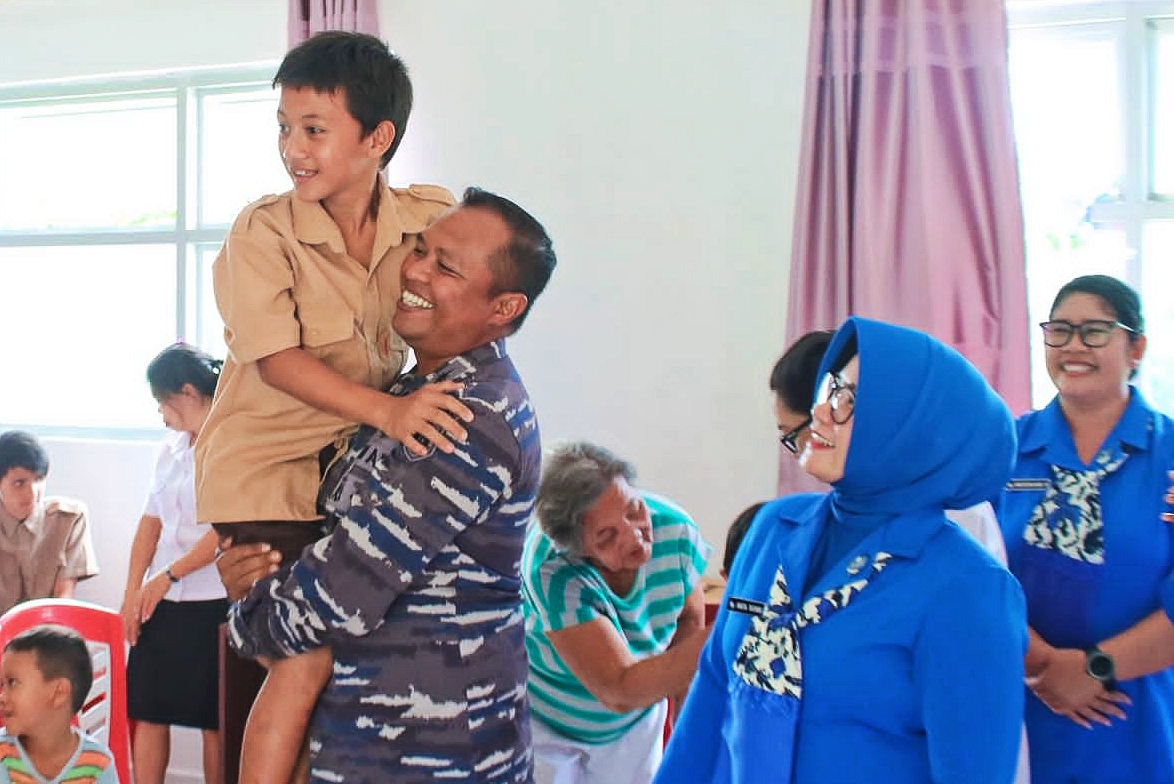 Bahagia Anak-anak Panti Asuhan Dikunjungi Prajurit LANUDAL Manado