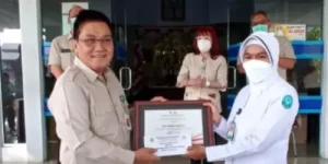 Bidan Nur Aisyah Terima Penghargaan Nakes Teladan Tingkat Nasional, Pengakuan Atas Pelayanan RSUP Kandou