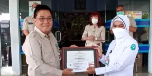Bidan Nur Aisyah Terima Penghargaan Nakes Teladan Tingkat Nasional, Pengakuan Atas Pelayanan RSUP Kandou