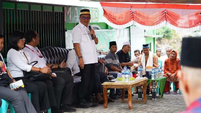 ASN dan THL Bitung Bantu Kaum Dhuafa, Maurits Mantiri: Implementasi Bekerja dengan Cinta 9 ASN dan THL Bitung Bantu Kaum Dhuafa, Maurits Mantiri: Implementasi Bekerja dengan Cinta