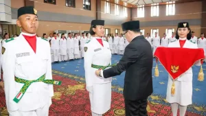 Hal Ini dilakukan Wali Kota Andrei Angouw Dalam Pengukuhan Paskibra