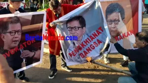 Poster Rocky Gerung Dibakar Massa Dalam Demo di Manado