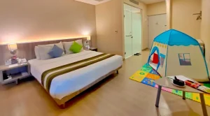Staycation Keluarga di Whiz Prime Megamas, Manjakan Anak dengan Tenda Bermain di Dalam Kamar