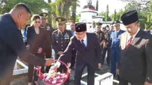 Jelang HUT RI, Wali Kota Andrei Angouw dan Wakil Wali Kota dr Richard Sualang Ziarah di TMP Kairagi