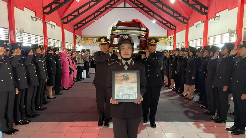 Tembakan Salvo Iringi Pemakaman Mantan Kapolsek Ranowulu Alm AKP Inge Bernadette Marijo SH