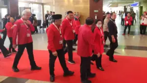 Bersama Olly Dondokambey, Ganjar Pranowo Tinjau Pameran Pangan di Arena Rakernas